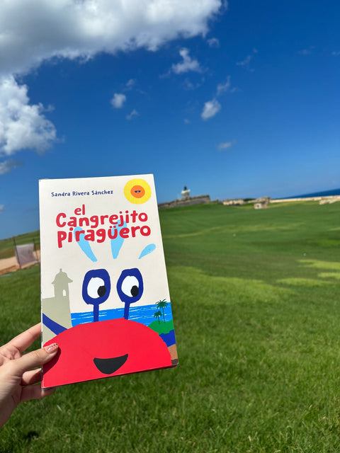 Portada de El cangrejito piragüero, de Sandra Rivera Sánchez, frente al Viejo San Juan