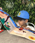 Niño leyendo El cangrejito piragüero completamente desplegado
