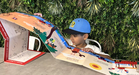 Niño leyendo El cangrejito piragüero completamente desplegado