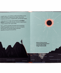 Eclipses. Cuando la luz desaparece — doble página interior sobre eclipses
