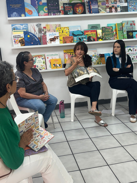 Grupo de mediadoras conversa y reflexiona en comunidad alrededor de una experiencia con libros