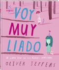 Portada rosa de Voy muy liado, de Oliver Jeffers, con personajes entre troncos de árboles.
